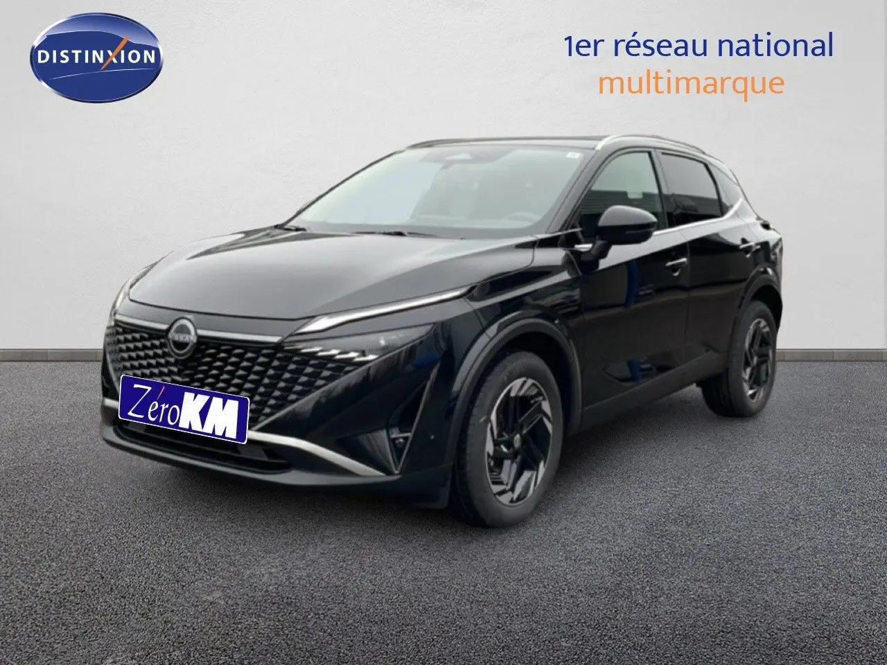 Nissan Qashqai 2025 noir perle métal en 3/4 avant droit avec calandre et jantes distinctives.