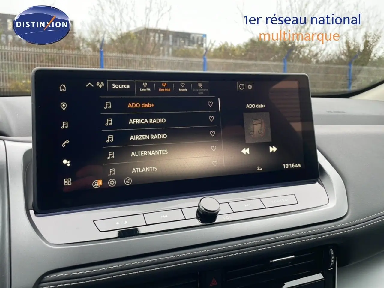 Écran tactile central du Nissan Qashqai 2025 en noir perle métal, affichant les options radio DAB+ avec commandes intégrées.