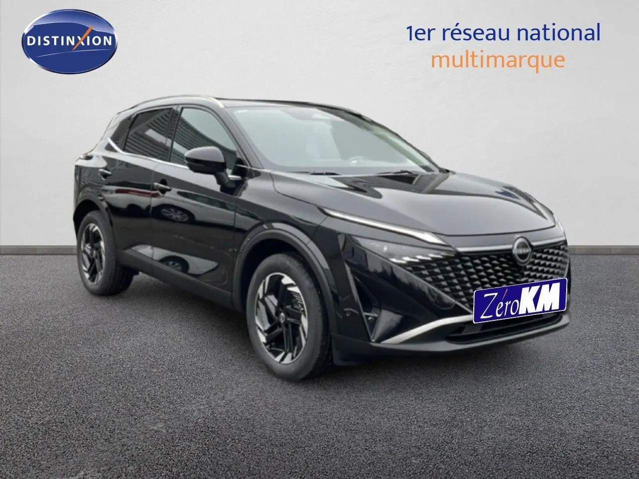 Nissan Qashqai 2025 noir perle métal en 3/4 avant droit, avec calandre distinctive et jantes stylées.