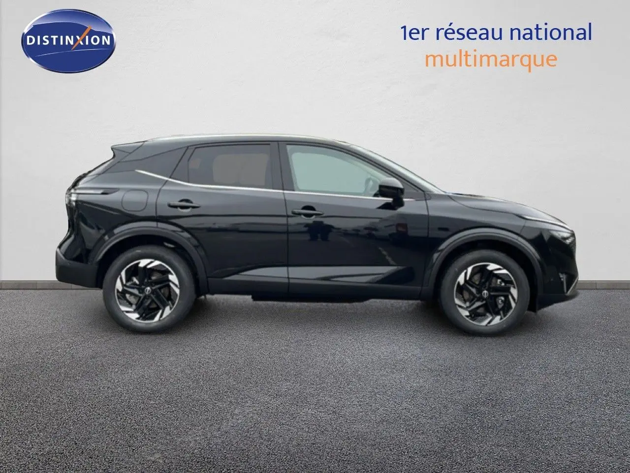 Vue de profil côté gauche du Nissan Qashqai 1.5 E-POWER noir perle métal avec jantes noires et détails modernes.