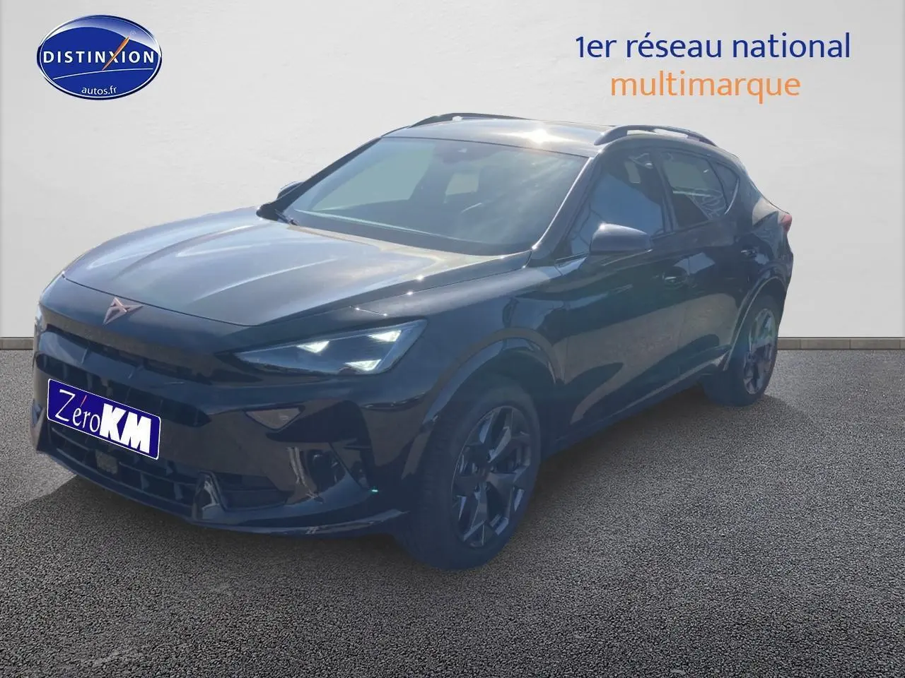 CUPRA Formentor noir midnight en 3/4 avant droit avec jantes alu 18 pouces et feux LED allumés.