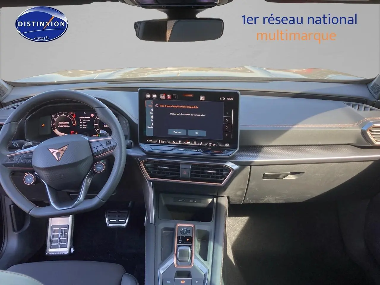Intérieur du CUPRA Formentor 2025 vu de face, tableau de bord moderne avec écran tactile et volant sport cuir noir.