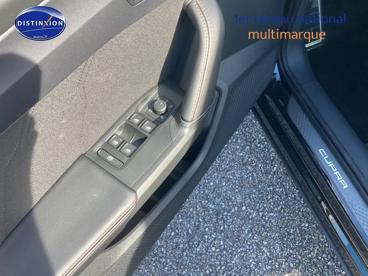 Gros plan sur la porte côté conducteur du CUPRA Formentor noir midnight, mettant en valeur les commandes de vitres et le seuil de porte Cupra.
