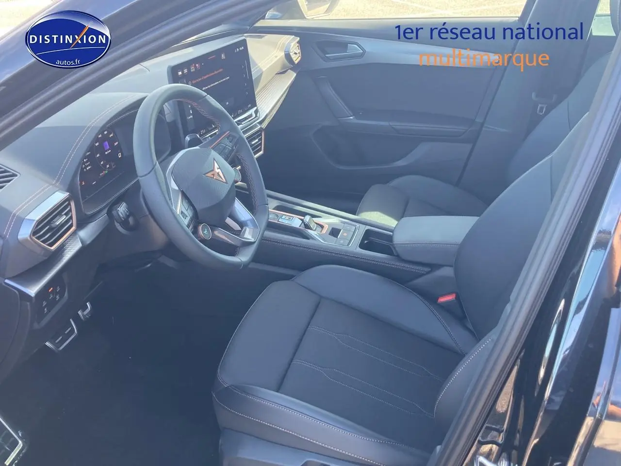 Intérieur avant droit du CUPRA Formentor noir midnight 2025 avec volant cuir multifonction et écran tactile central.