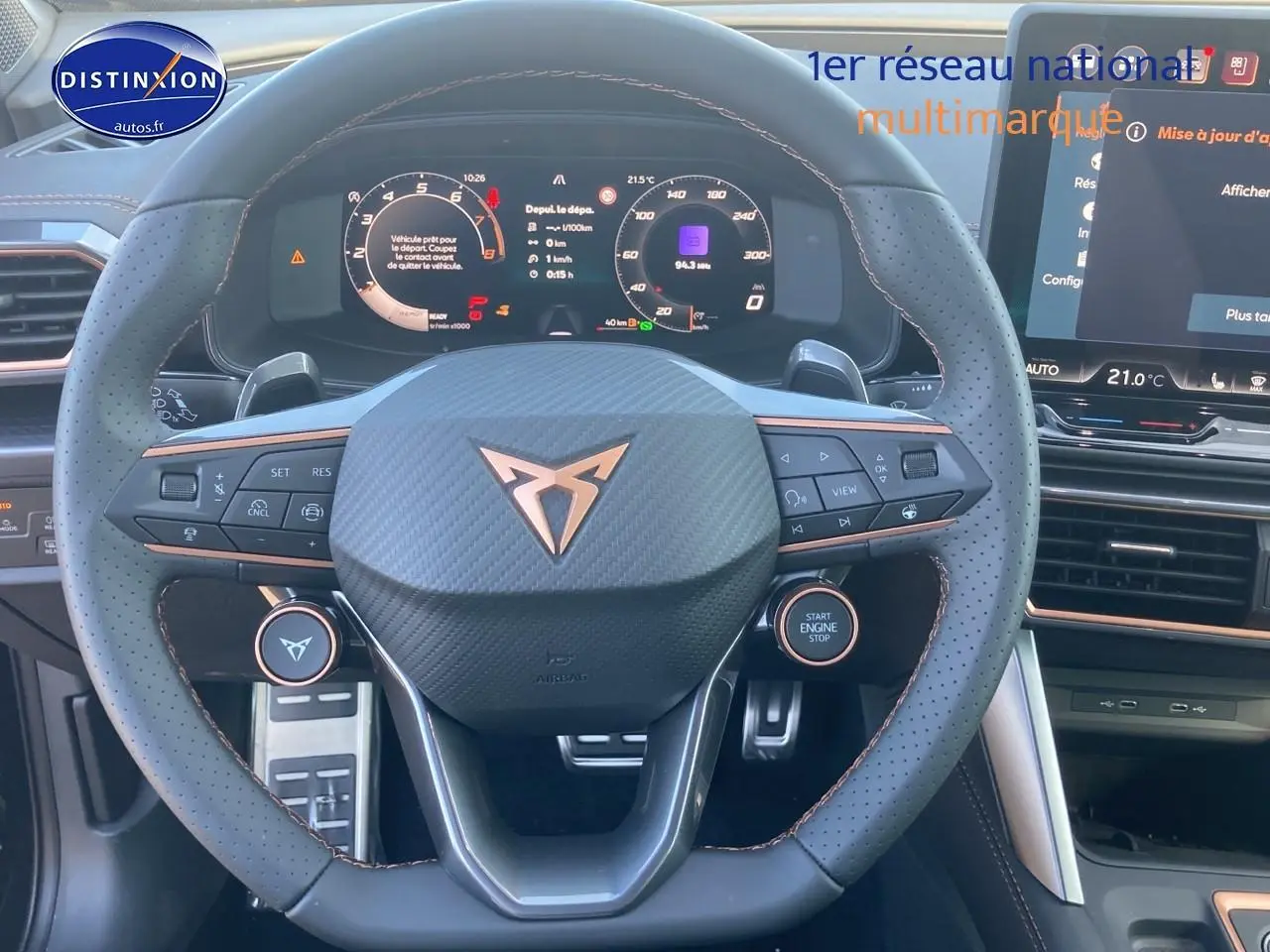Vue rapprochée du volant cuir perforé noir et tableau de bord numérique du CUPRA Formentor 1.5 etsi hybrid 2025.