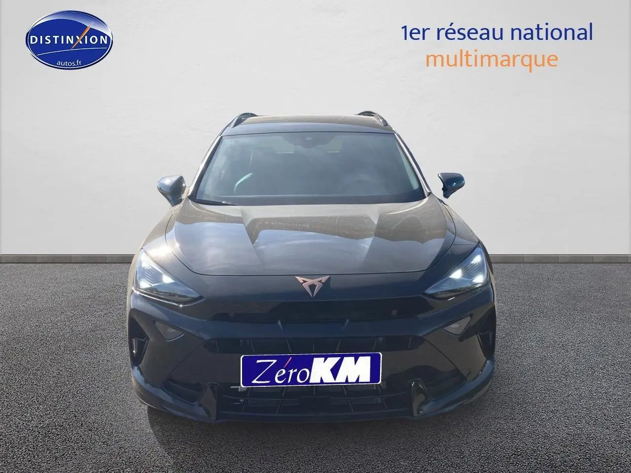 Vue frontale d'un CUPRA Formentor noir midnight 2025 avec logo cuivré et feux LED allumés.