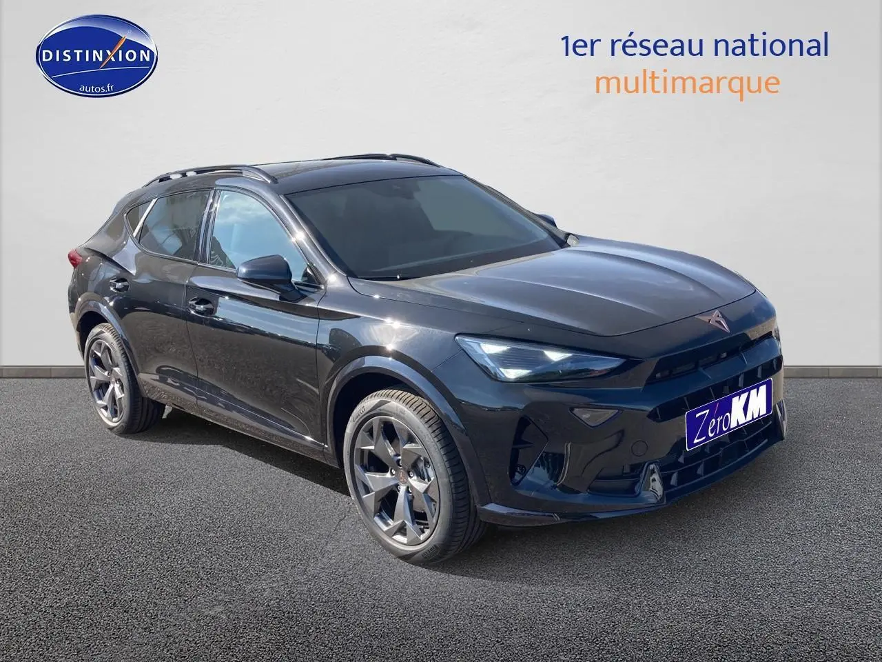 CUPRA Formentor noir midnight en 3/4 avant droit, avec jantes alu et feux LED allumés sur fond neutre.