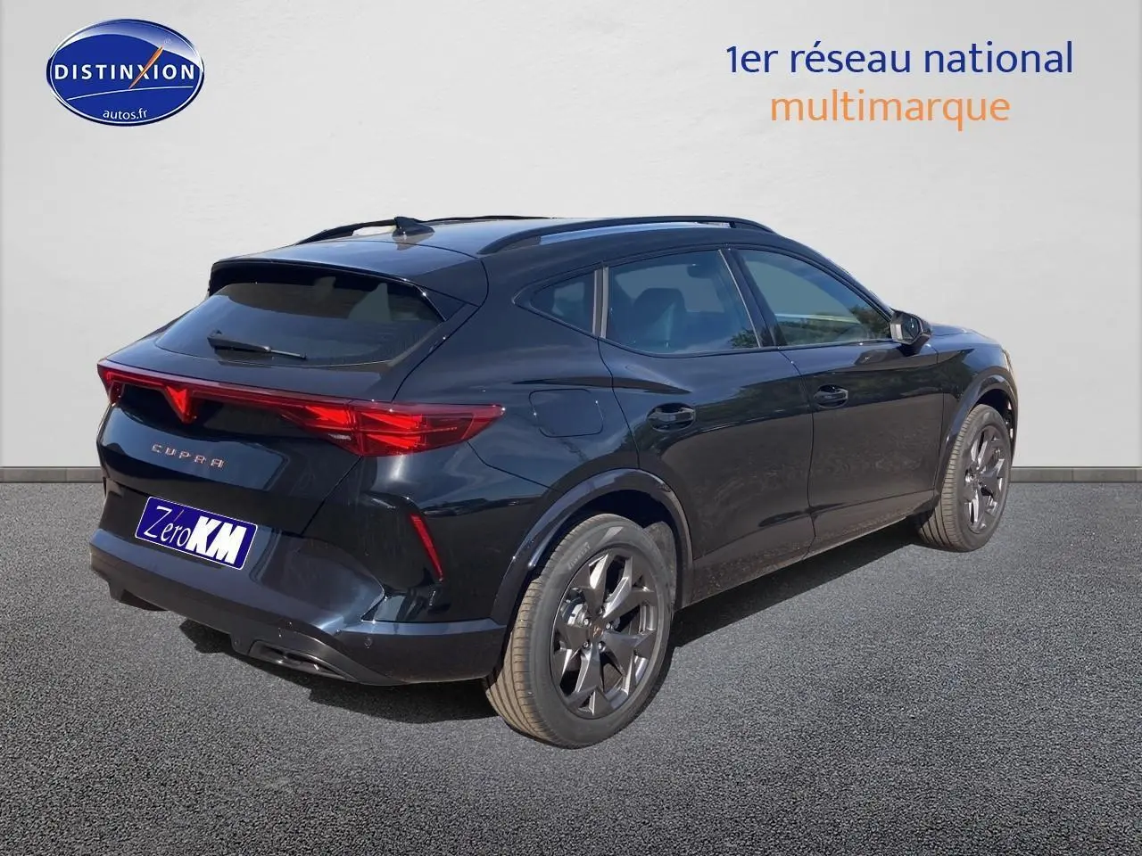 Vue 3/4 arrière droite d'un CUPRA Formentor 1.5 etsi hybrid noir midnight avec jantes alu 18 pouces.