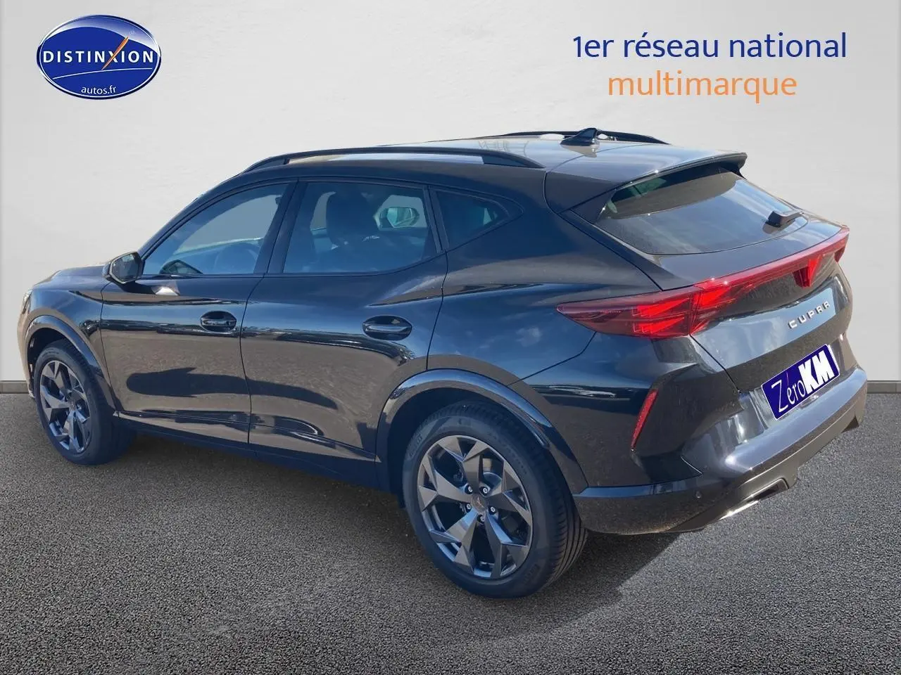 Vue 3/4 arrière droite du CUPRA Formentor noir midnight 2025 avec jantes alu 18 pouces et barres de toit.