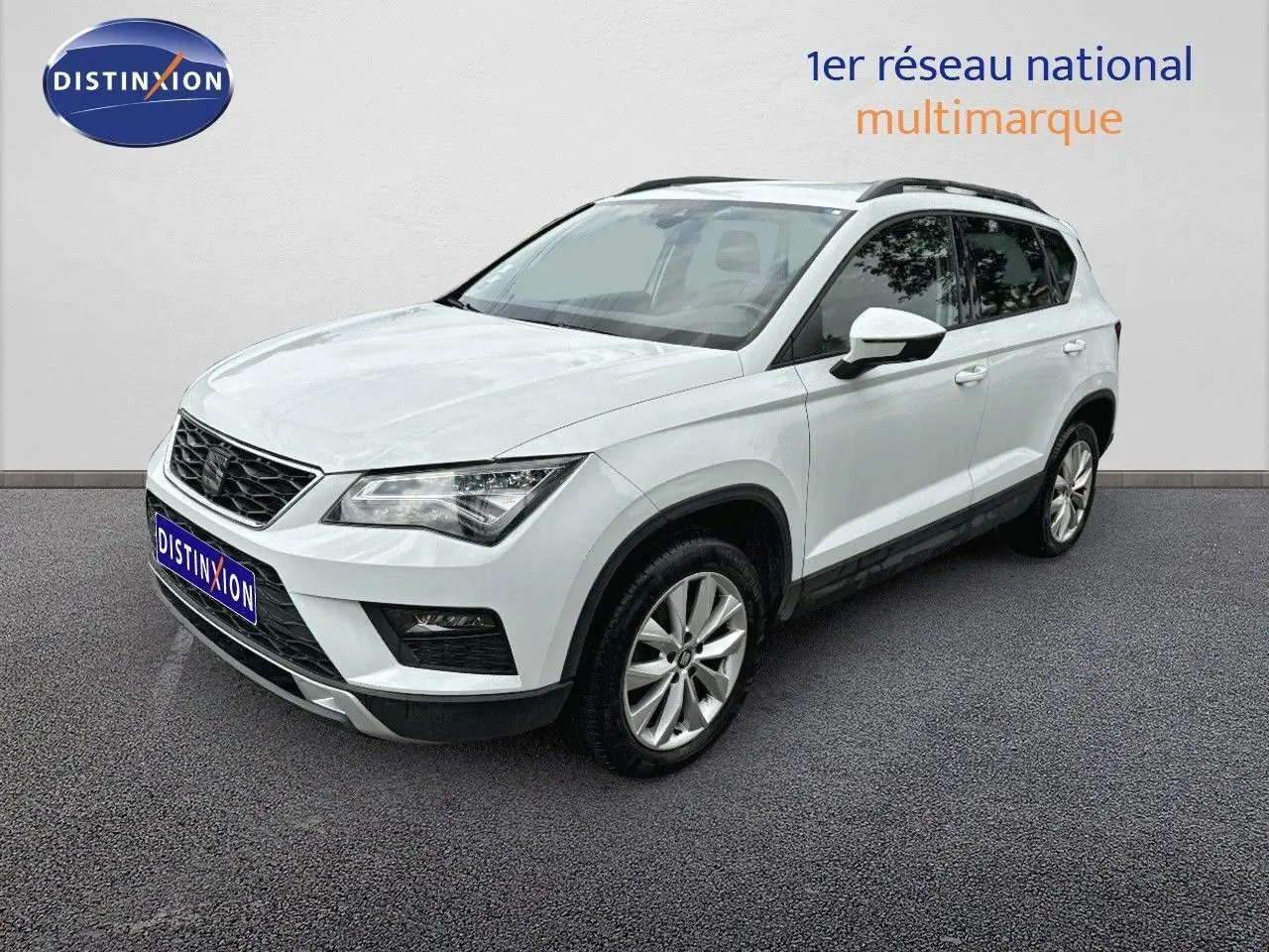 SUV SEAT Ateca blanc Nevada vu en 3/4 avant droit, avec jantes alliage et calandre noire distinctive.