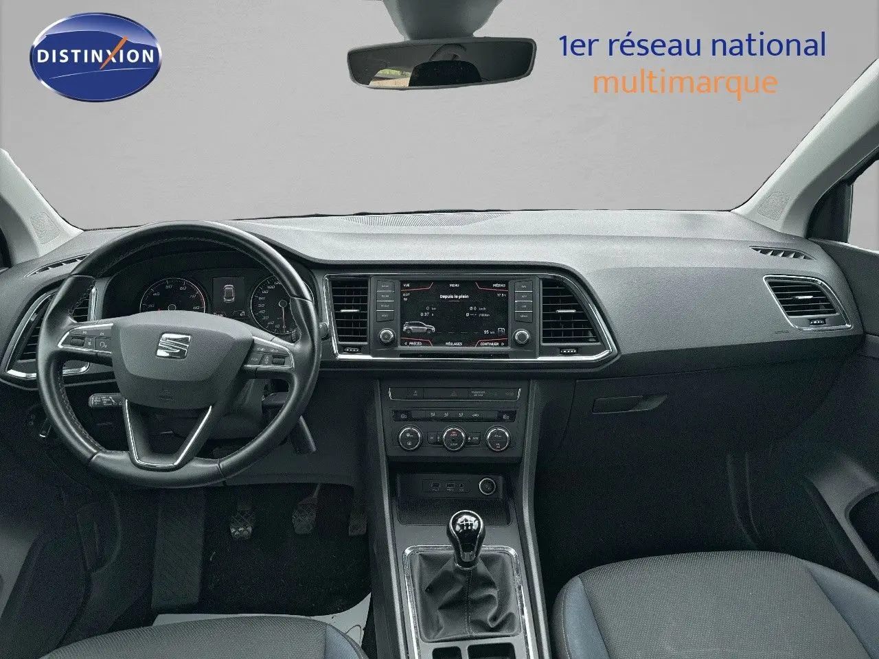 Vue intérieure avant du SEAT Ateca 2018, tableau de bord noir avec écran central et levier de vitesse manuel.