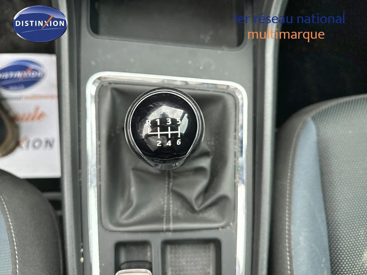 Le levier de vitesses manuel noir du SEAT Ateca blanc Nevada vu de dessus, entouré de garnitures grises.