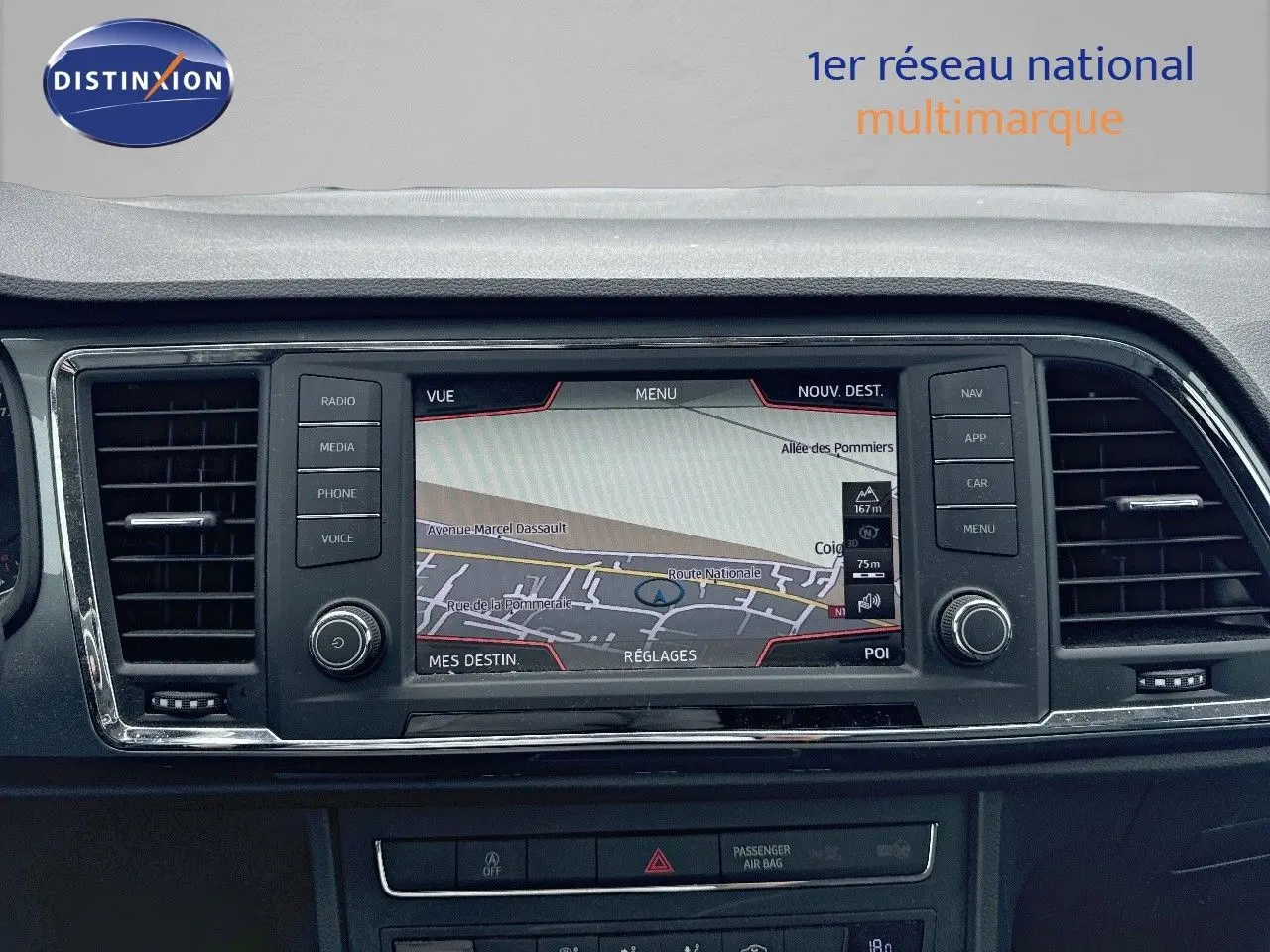 Vue rapprochée du tableau de bord du SEAT Ateca 2018 avec écran GPS et commandes intégrées.