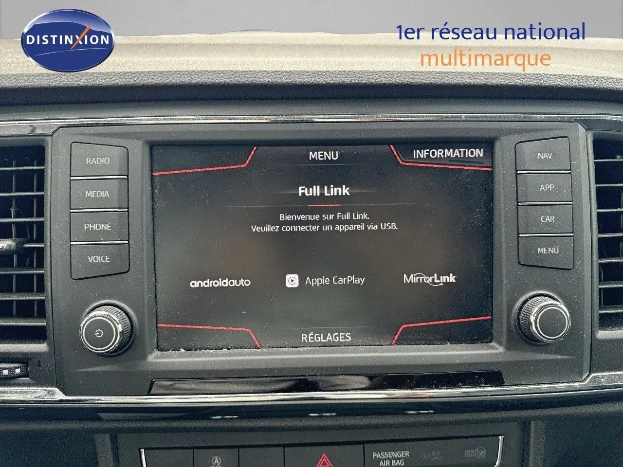 Écran tactile central du système multimédia du SEAT Ateca blanc Nevada, affichant l'interface Full Link.