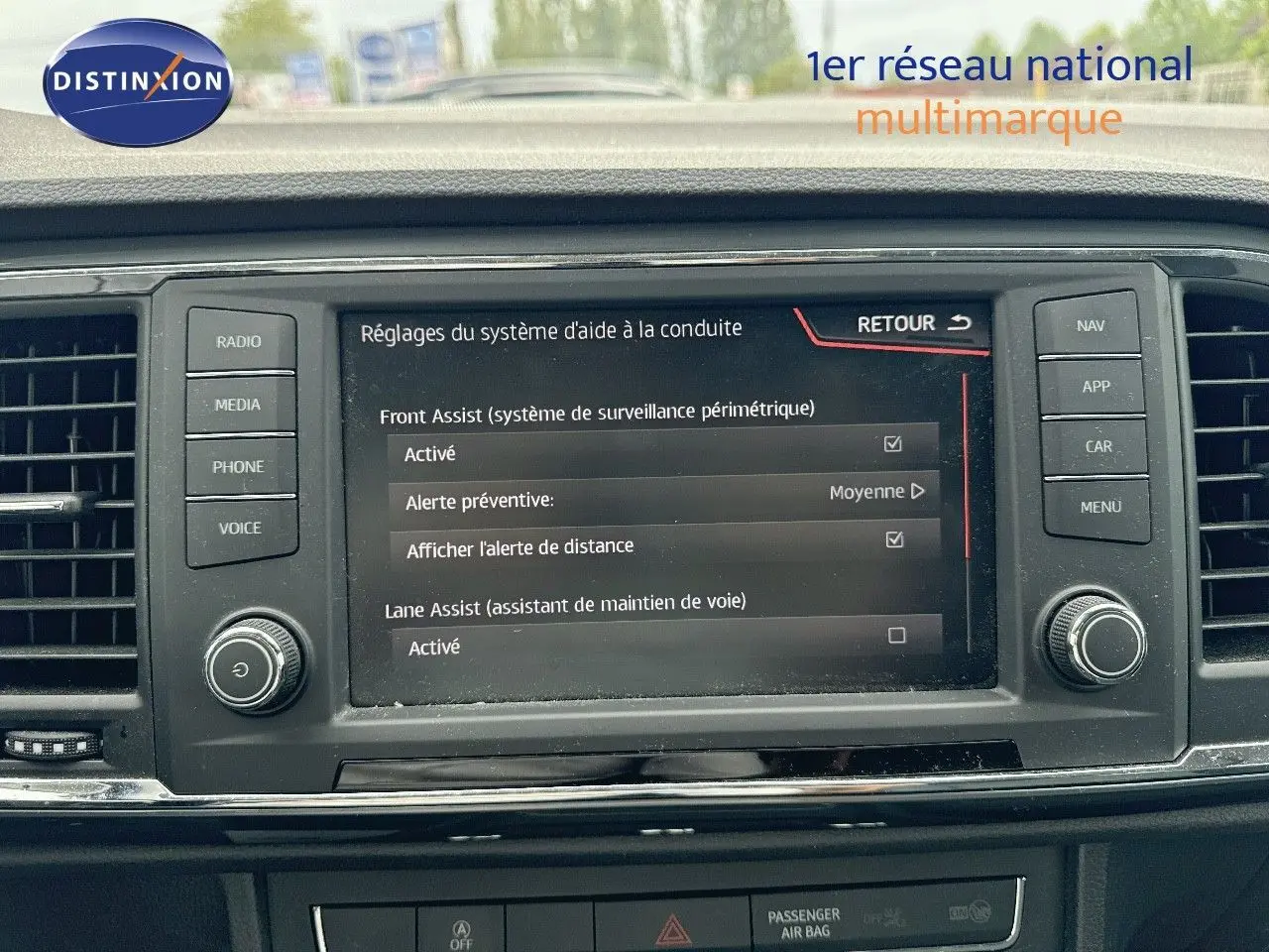 Écran central du tableau de bord du SEAT Ateca blanc Nevada 2018 montrant les réglages d'aide à la conduite