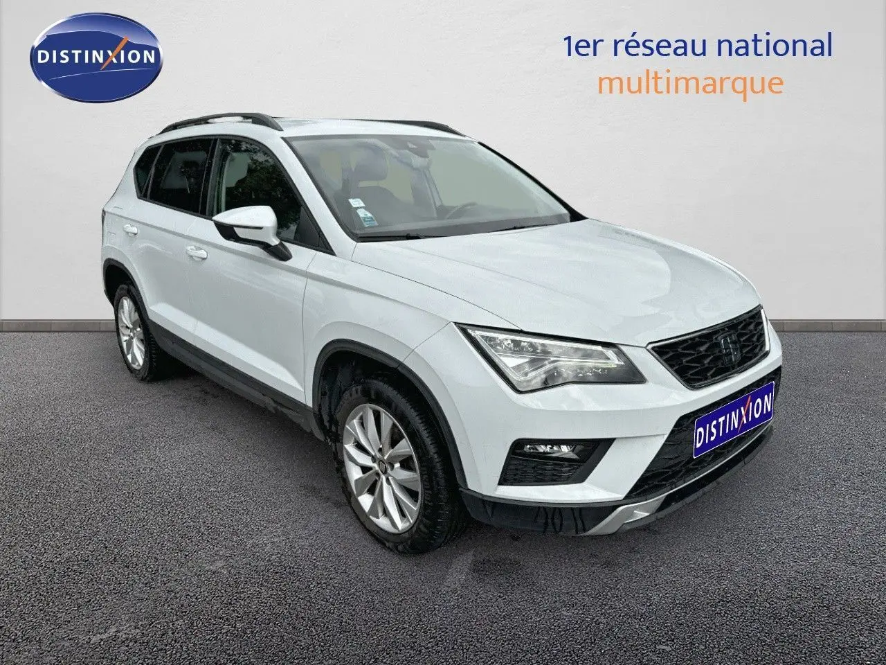 SEAT Ateca blanc Nevada vu en 3/4 avant droit, avec jantes alliage et calandre noire distinctive.