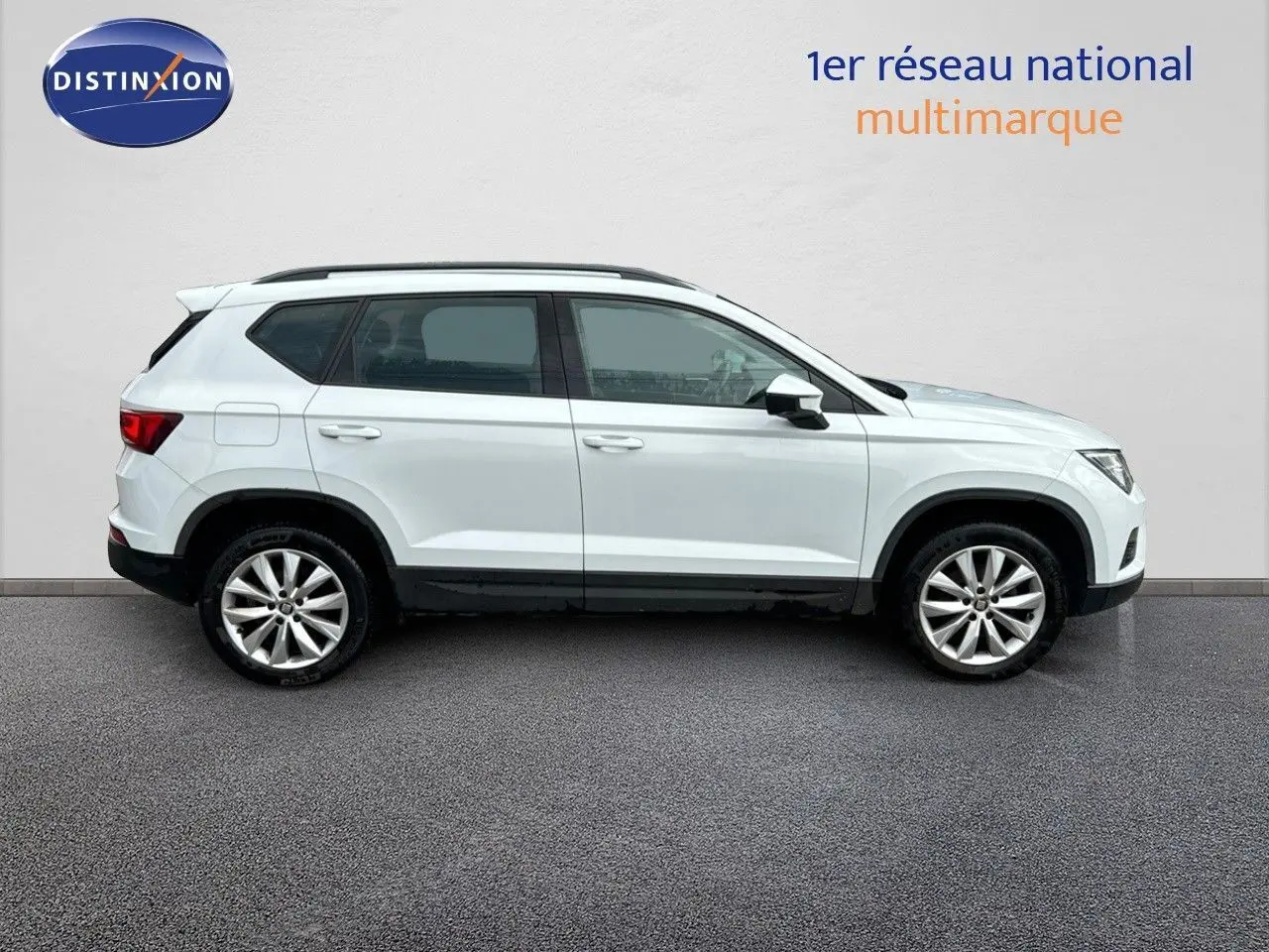 Profil droit d'un SEAT Ateca blanc Nevada 2018, SUV compact avec jantes alliage et toit noir.