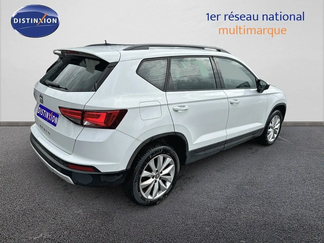 SEAT Ateca blanc Nevada vu en 3/4 arrière droit, soulignant ses feux arrière LED et ses jantes alliage.