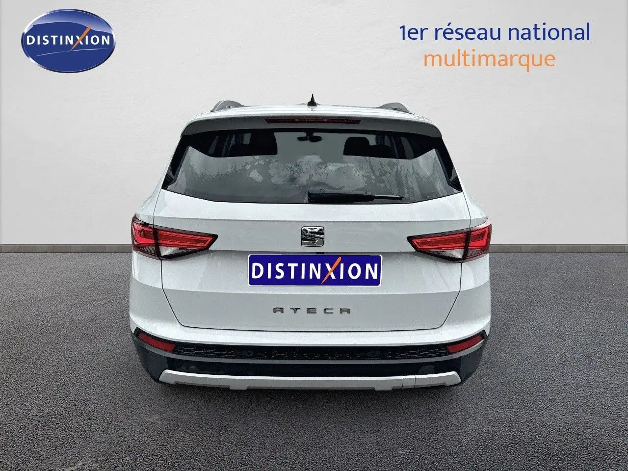 Vue arrière d'un SEAT Ateca blanc Nevada de 2018, soulignant ses feux arrière LED et son hayon fermé.