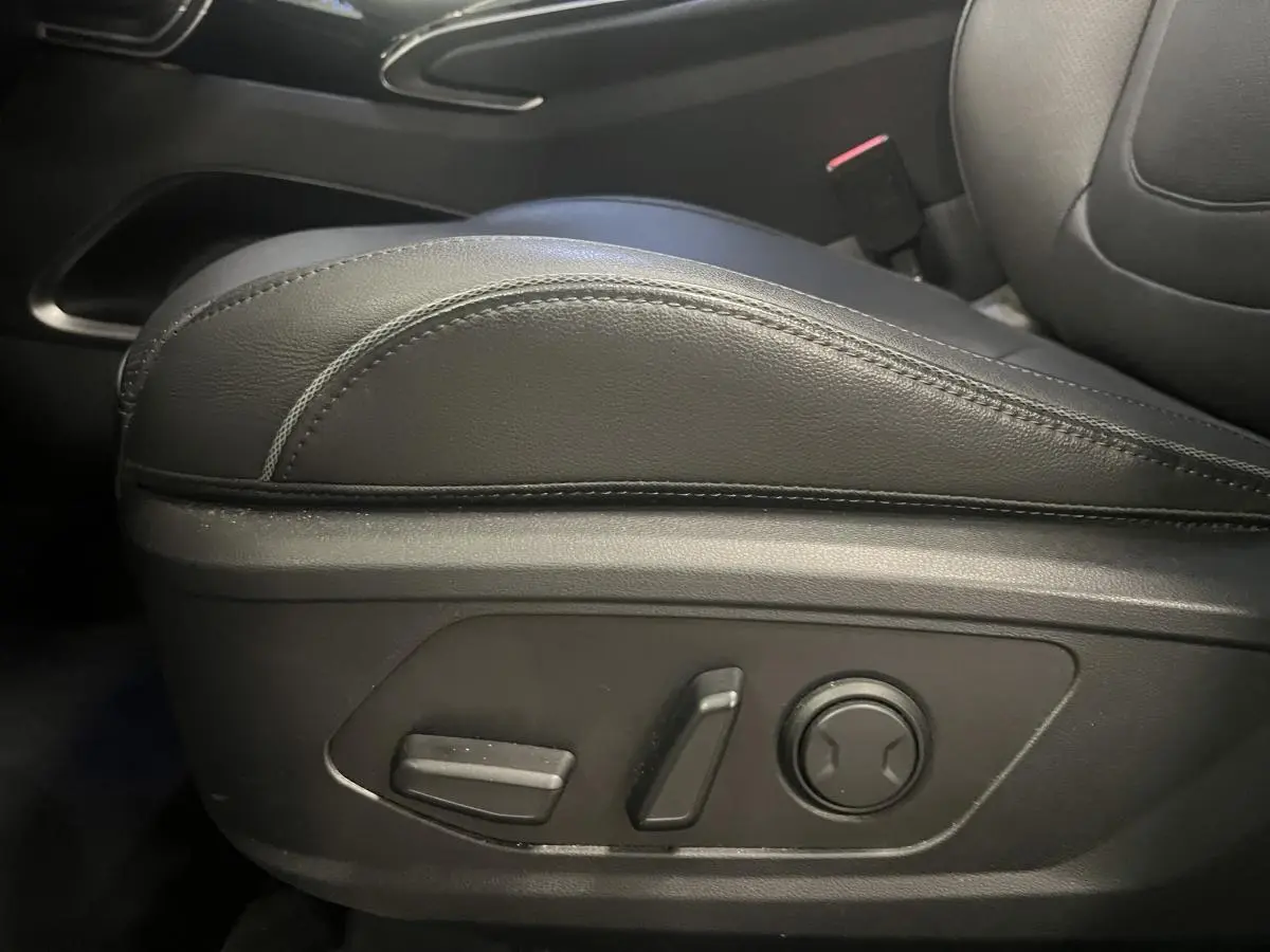 Gros plan sur les commandes de réglage électrique du siège conducteur en cuir noir du Hyundai Tucson 2023.