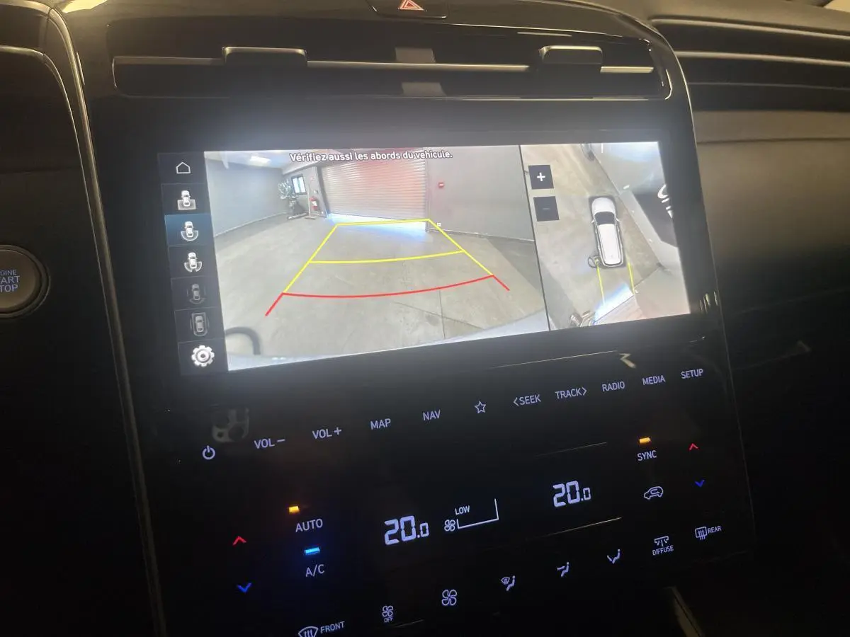 Vue intérieure du tableau de bord du Hyundai Tucson 2023 avec écran tactile affichant la caméra 360° en marche