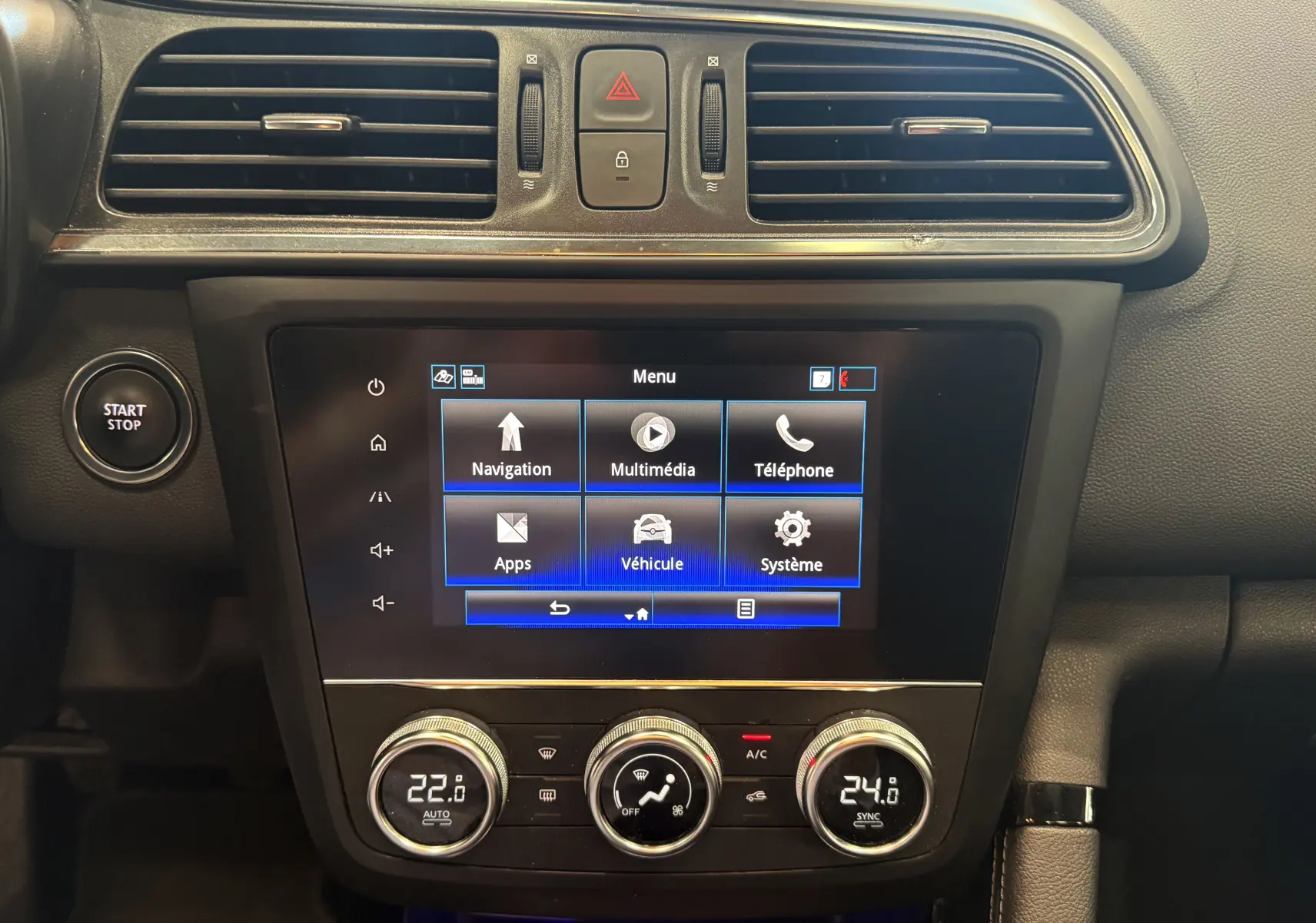 Tableau de bord du Renault Kadjar 2020 avec écran tactile central et commandes de climatisation visibles de face.