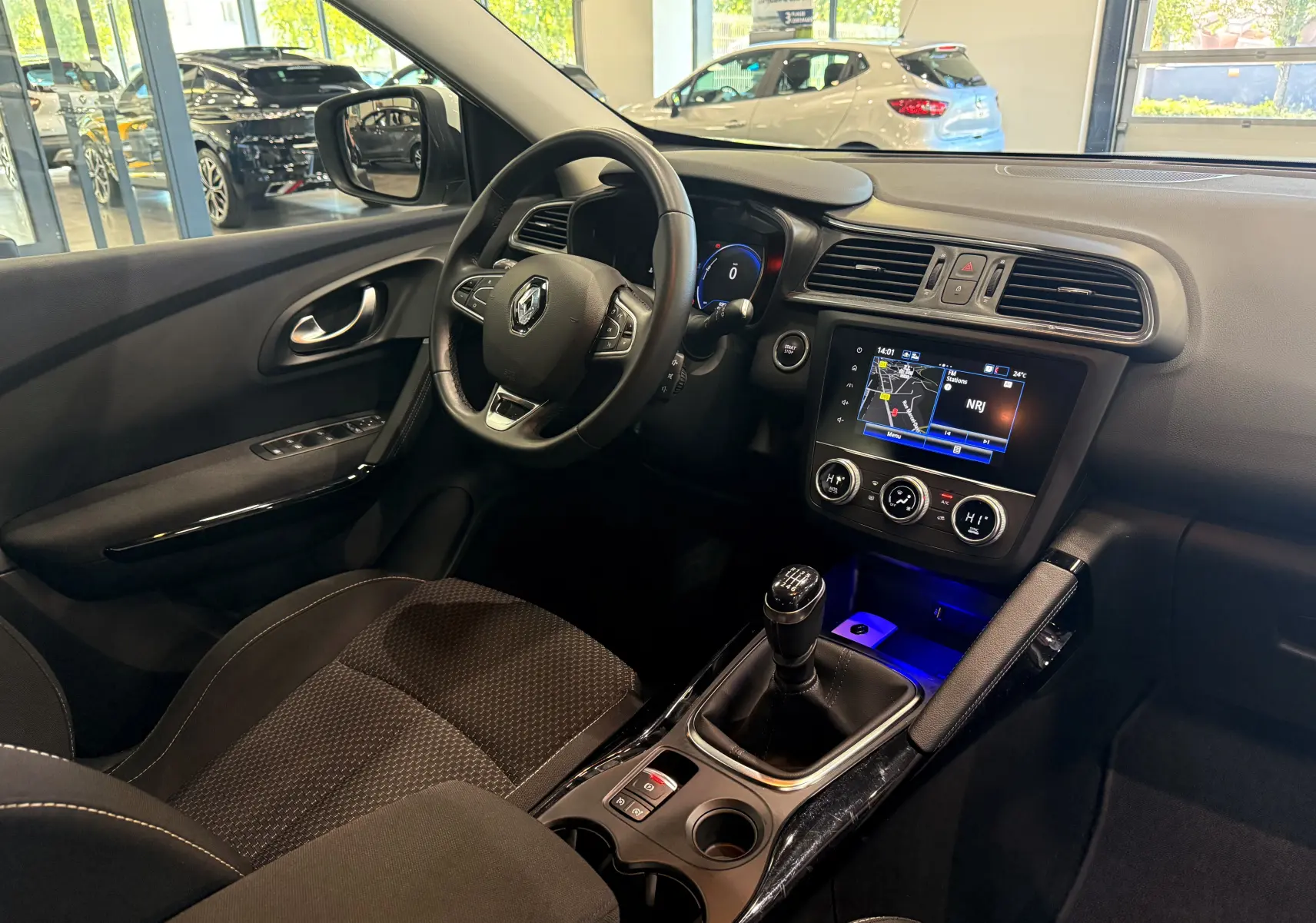 Intérieur du Renault Kadjar 2020 en vue côté conducteur, tableau de bord avec écran tactile et levier de vitesse manuel.