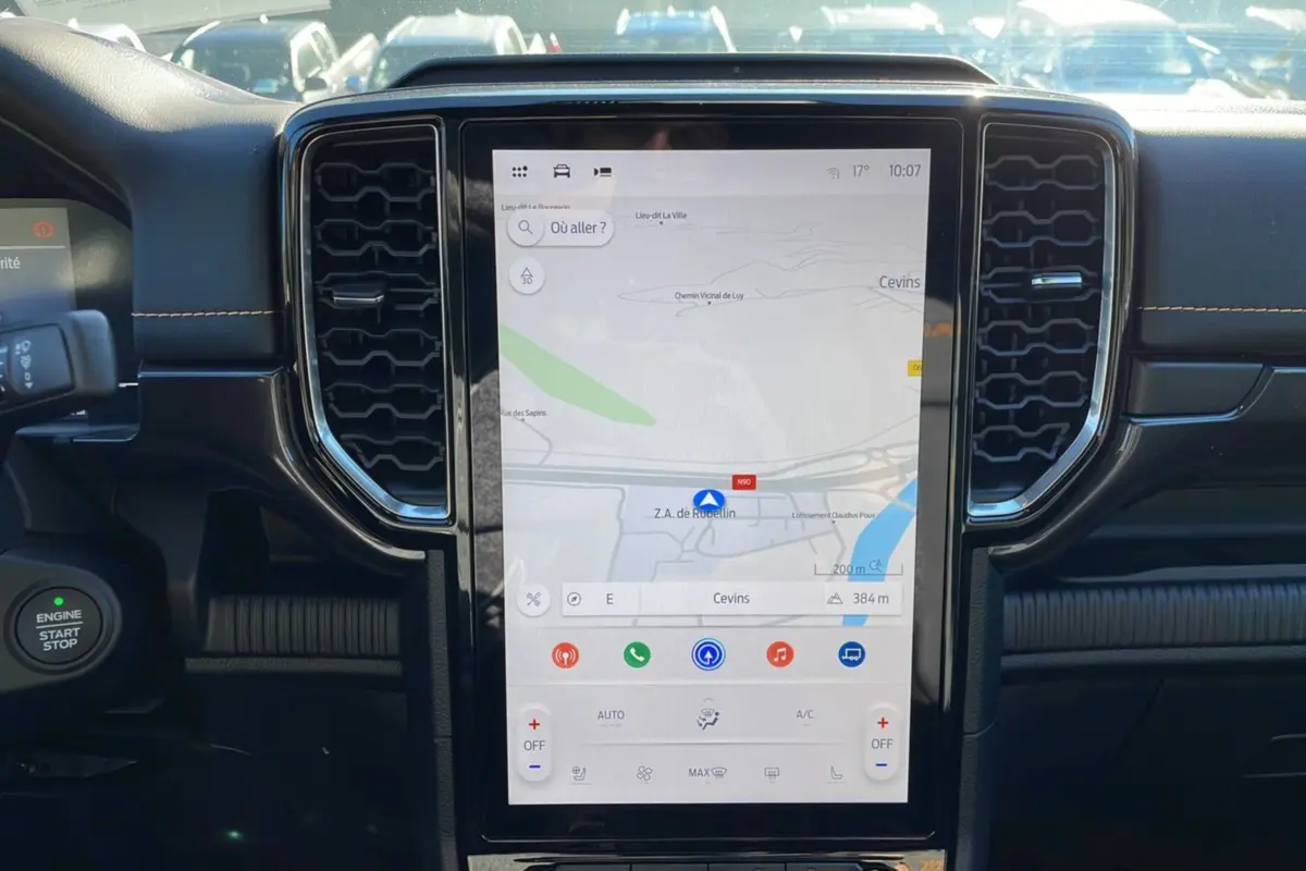 Vue intérieure du tableau de bord du Ford Ranger 2025 avec écran tactile central affichant la navigation.