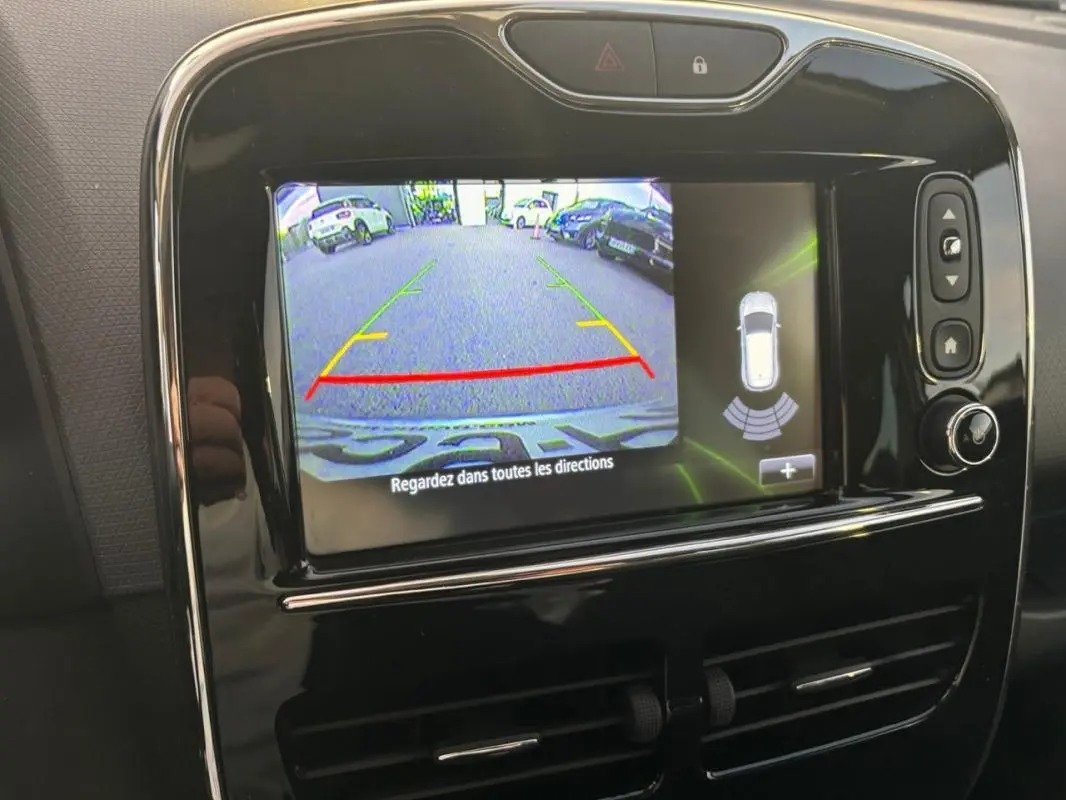 Écran central de la Renault Clio IV Estate gris clair montrant la caméra de recul et l'aide au stationnement.