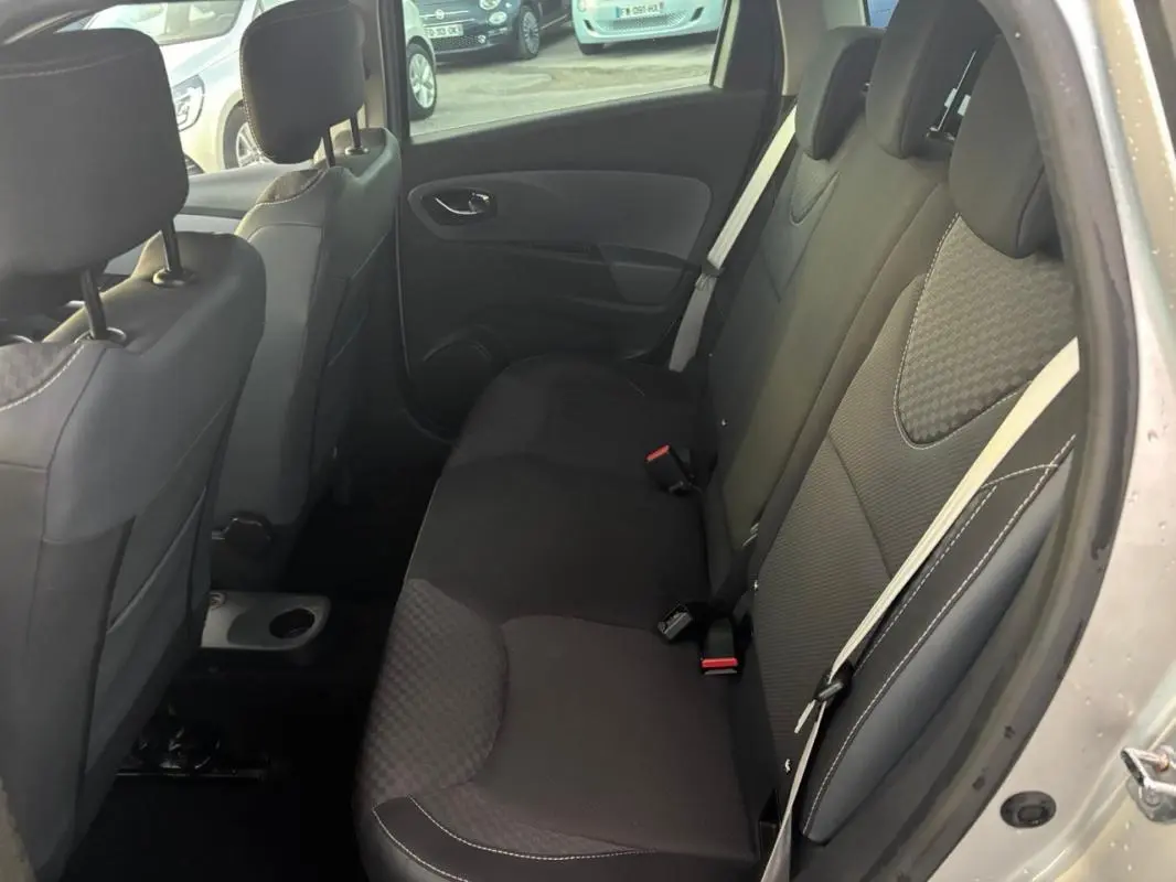 Vue intérieure côté droit des sièges arrière noirs de la Renault Clio IV Estate gris clair de 2015.