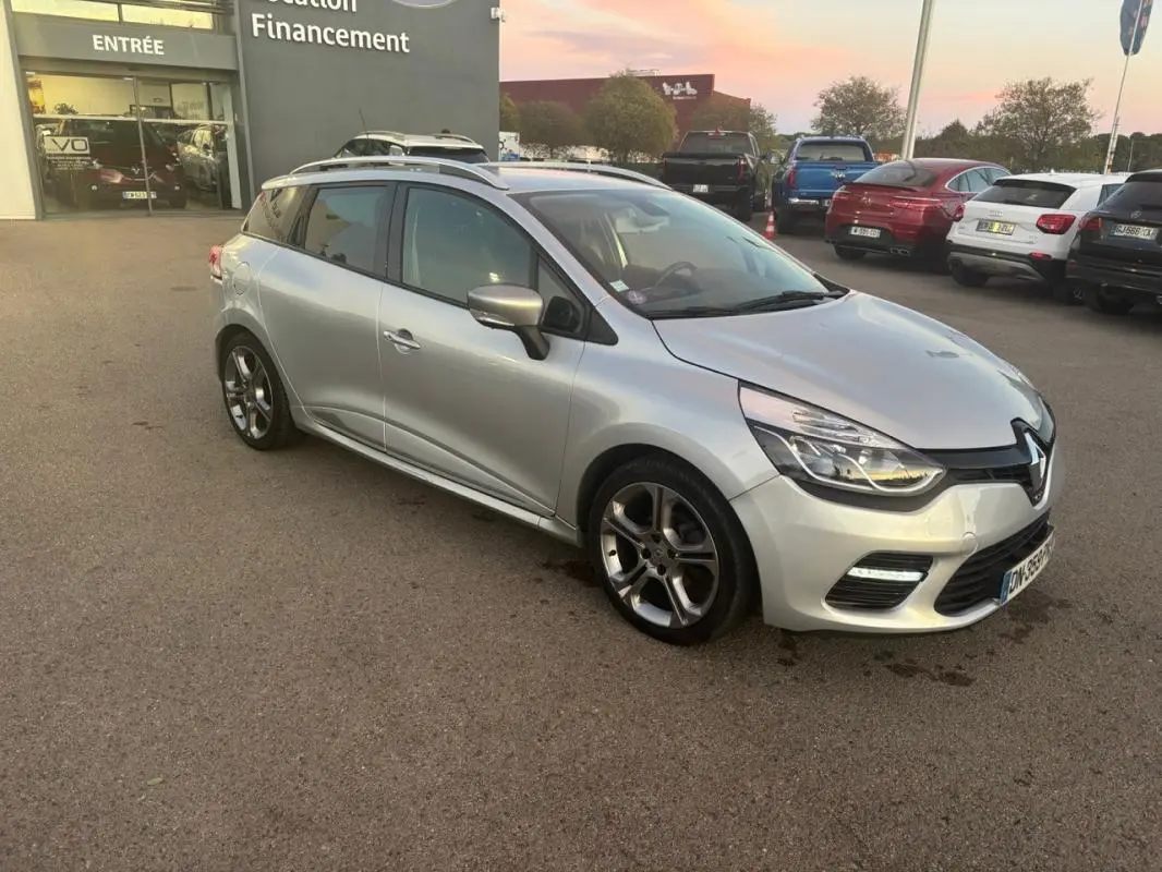 Renault Clio IV Estate gris clair vue 3/4 avant droit avec jantes alliage 17 pouces et vitres surteintées.