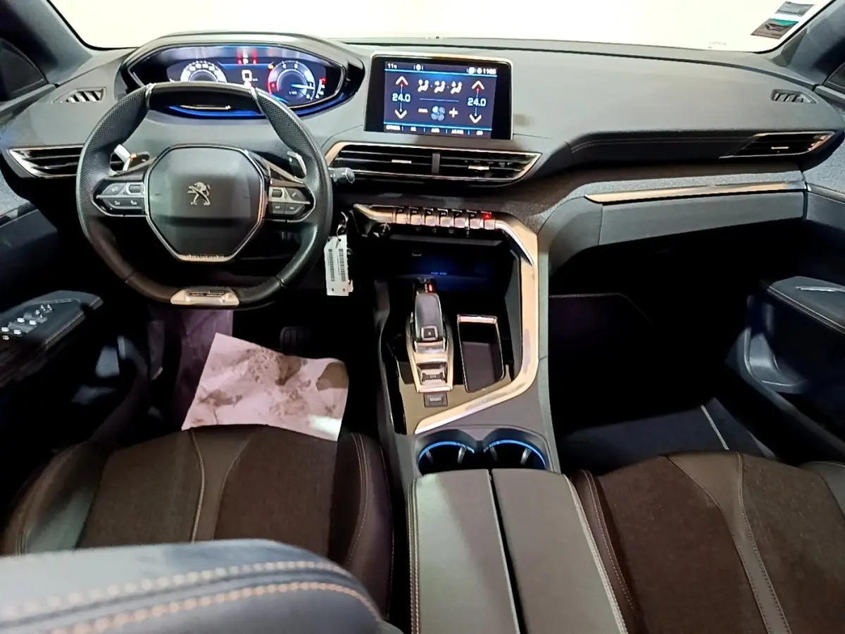 Vue intérieure avant du Peugeot 3008 GT Line 2020, volant cuir multifonctions et écran tactile central 8 pouces.
