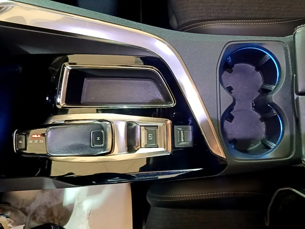 Vue plongeante sur la console centrale noire du Peugeot 3008 GT Line 2020 avec levier de vitesse automatique et porte-gobelets.