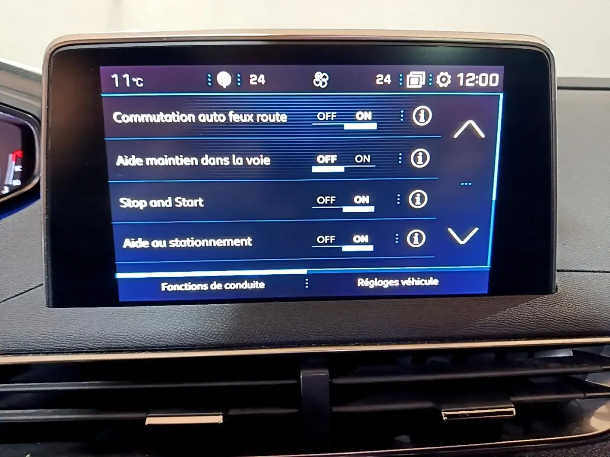 Écran tactile central du Peugeot 3008 GT Line 2020 affichant les réglages d’aides à la conduite, intérieur noir.