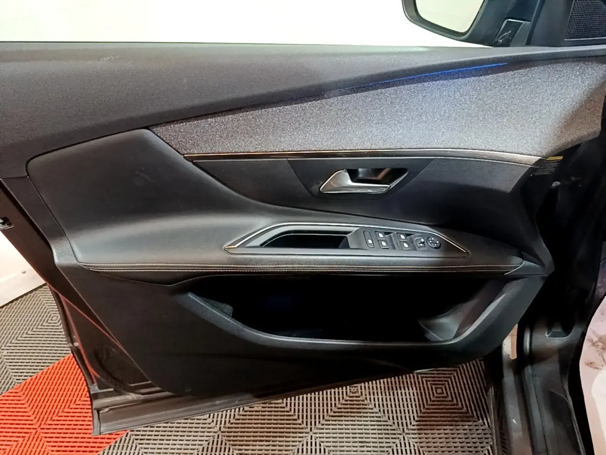 Porte avant gauche de Peugeot 3008 gris foncé, avec commandes électriques et poignée intérieure chromée.
