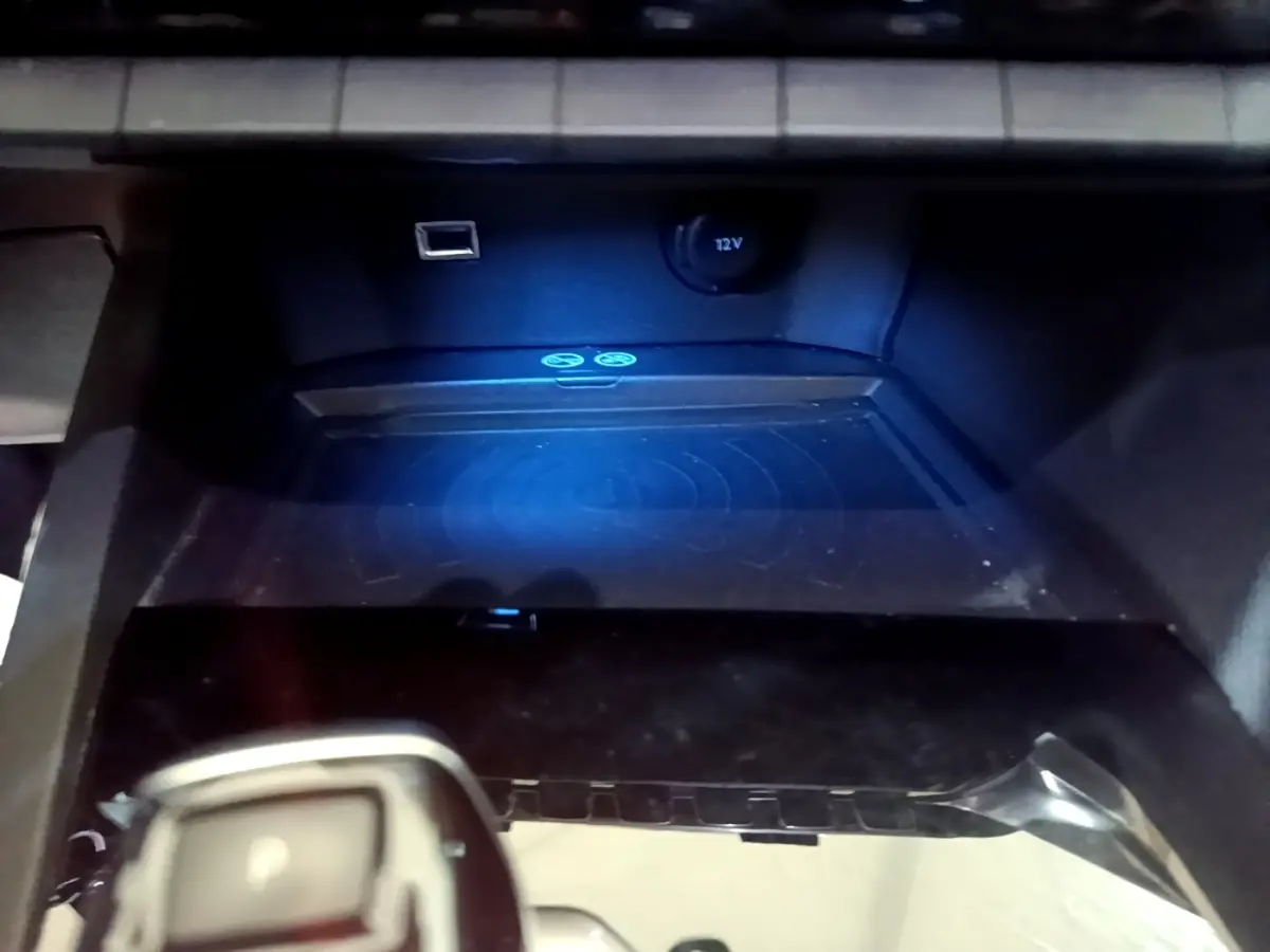 Détail de la console centrale avec prise 12V et port USB du Peugeot 3008 GT Line gris foncé, vue rapprochée intérieure.