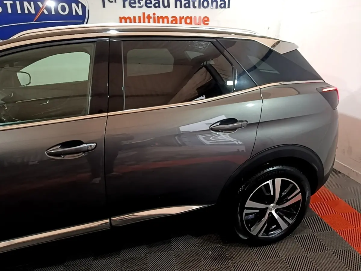 Vue latérale droite du Peugeot 3008 GT Line gris foncé, mettant en valeur les lignes épurées et les jantes alliage noires.