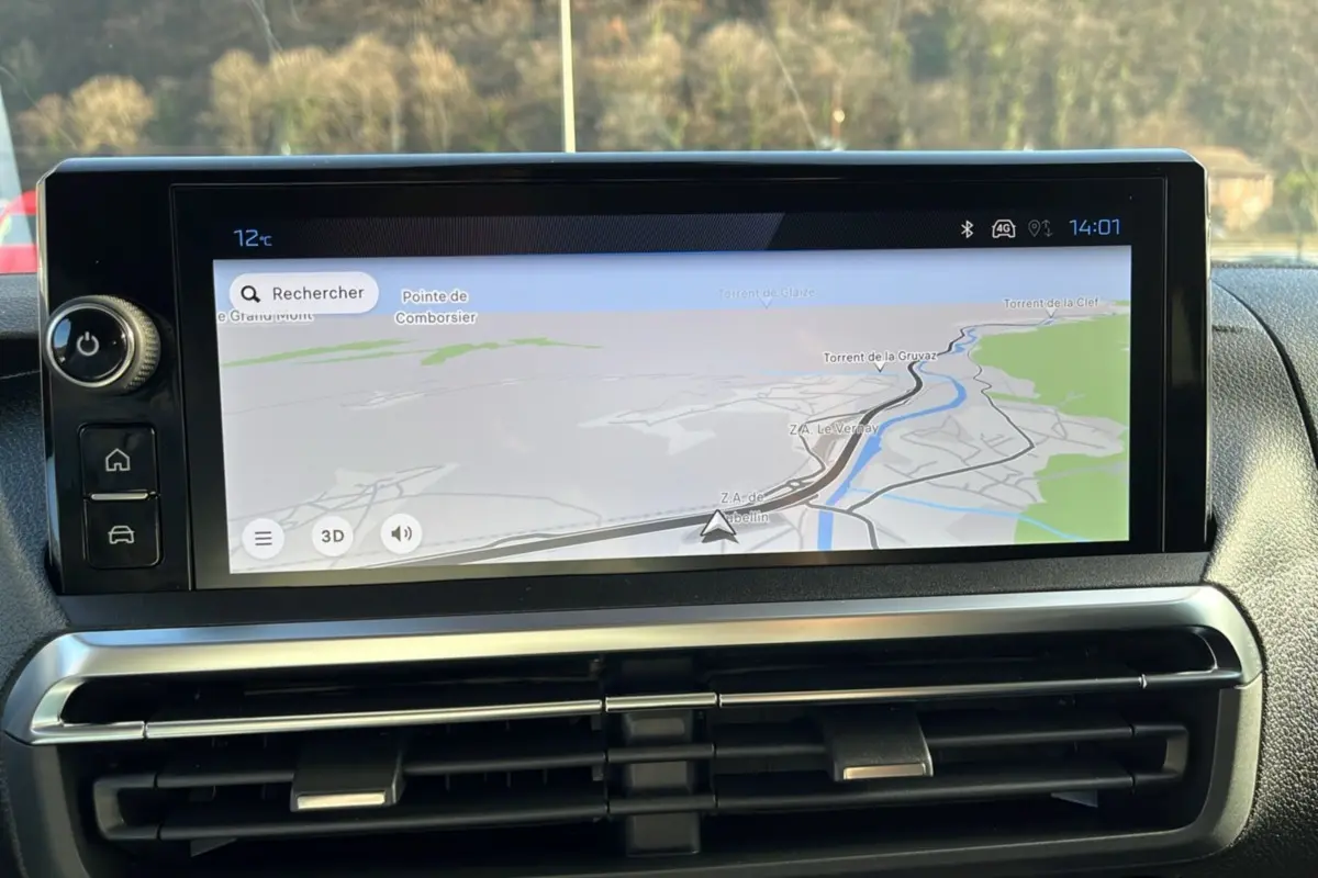 Écran tactile GPS 10 pouces du Peugeot Traveller 2025, affichant une carte de navigation en plein jour.