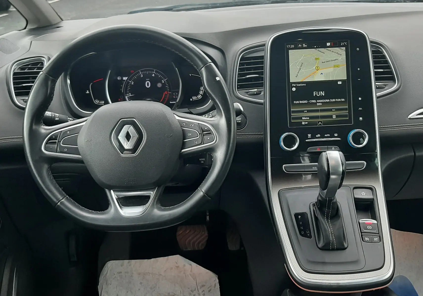 Vue intérieure du tableau de bord du Renault Scénic IV 1.3 TCE 140 Intens avec écran tactile et volant multifonction noir.