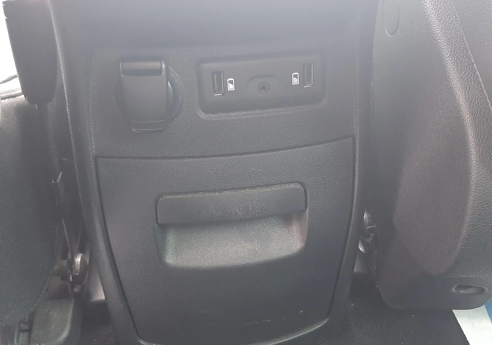 Vue rapprochée de la console arrière noire du Renault Scénic IV avec prises USB et prise 12V.