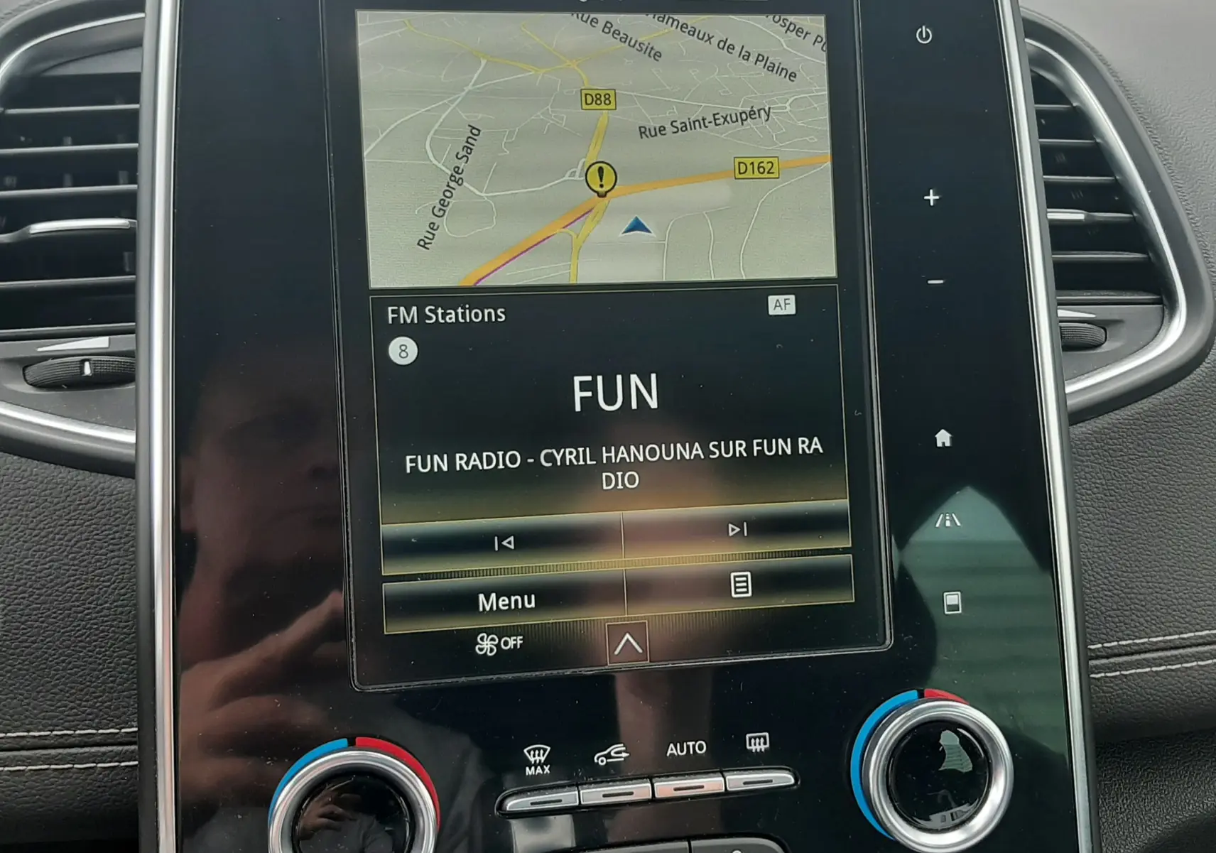 Écran tactile central du Renault Scénic IV 1.3 TCE 140 Intens 2021, affichant la navigation et la radio, intérieur noir.