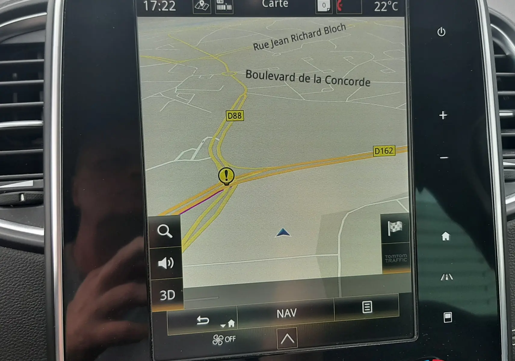 Écran tactile central du Renault Scénic IV 1.3 TCE 140 Intens avec navigation affichant une carte routière.