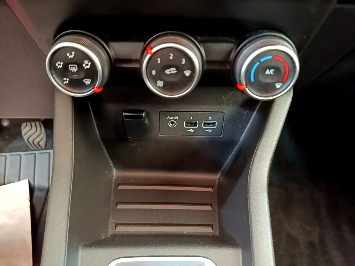 Vue rapprochée des commandes de climatisation et des ports USB de la Renault Clio Business Blue dCi 85 de 2020.
