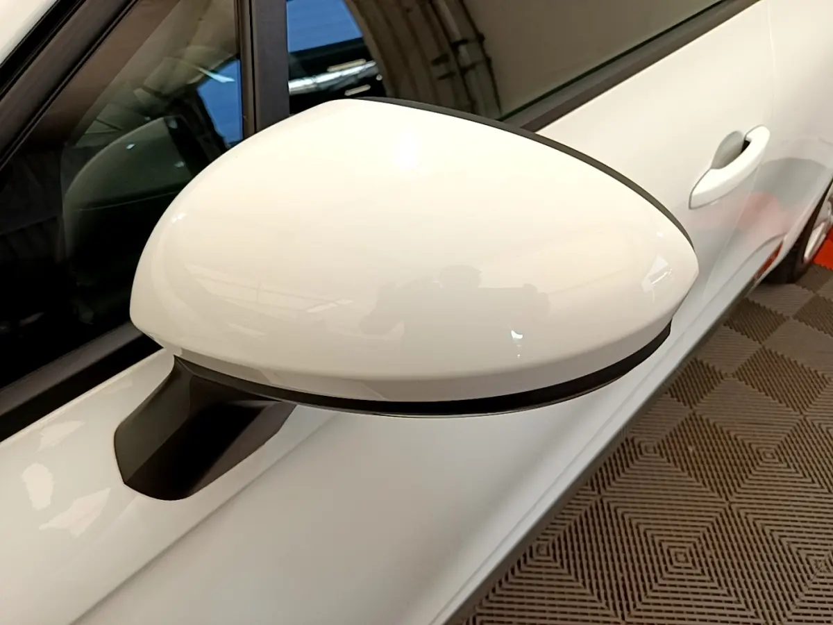 Rétroviseur droit blanc en gros plan de la Renault Clio Business Blue dCi 85 2020, vue latérale partielle.