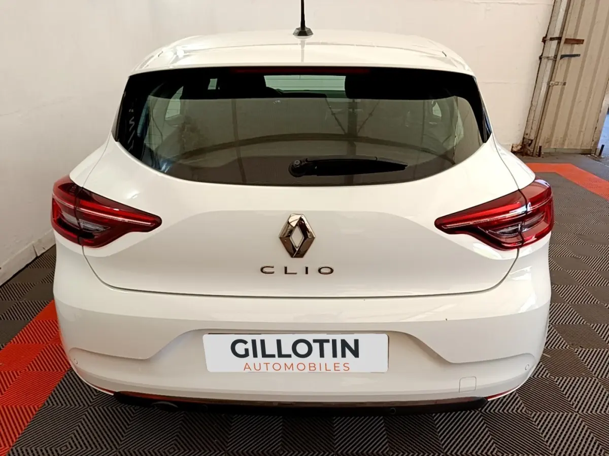 Vue arrière d'une Renault Clio blanche 2020 avec feux arrière LED et logo Renault centré sur le hayon.