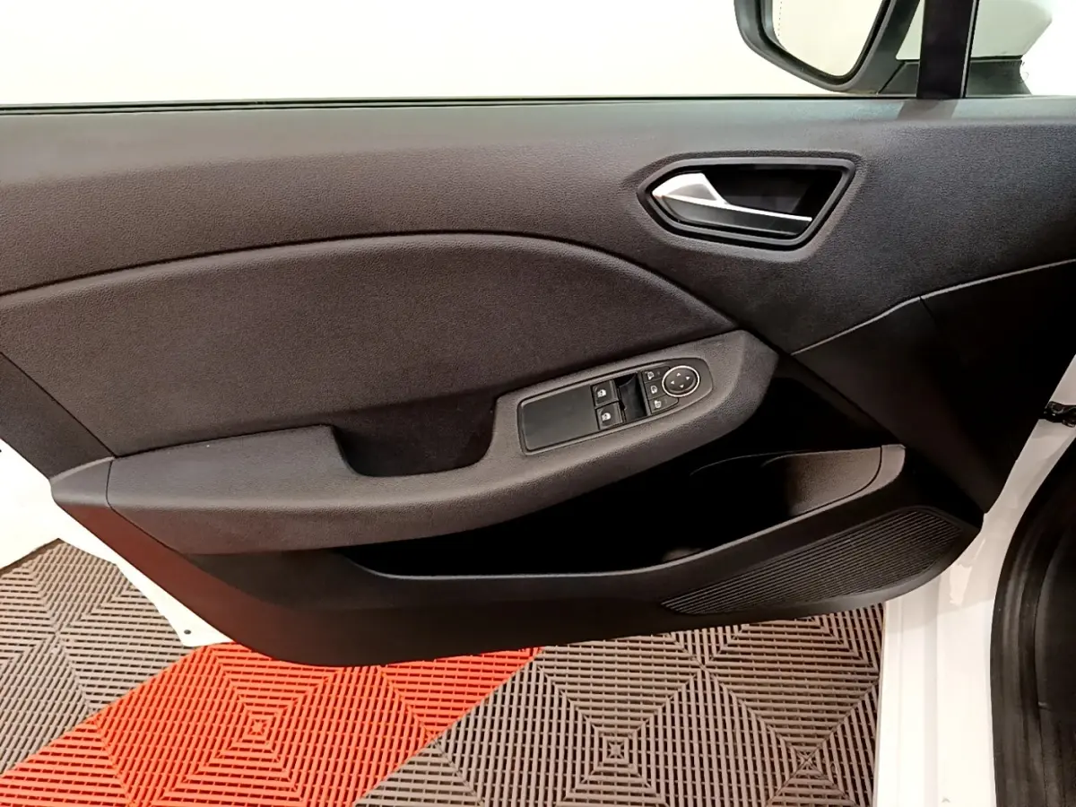 Vue rapprochée de la porte avant droite noire d’une Renault Clio Business Blue dCi 85 blanche, avec commandes électriques.