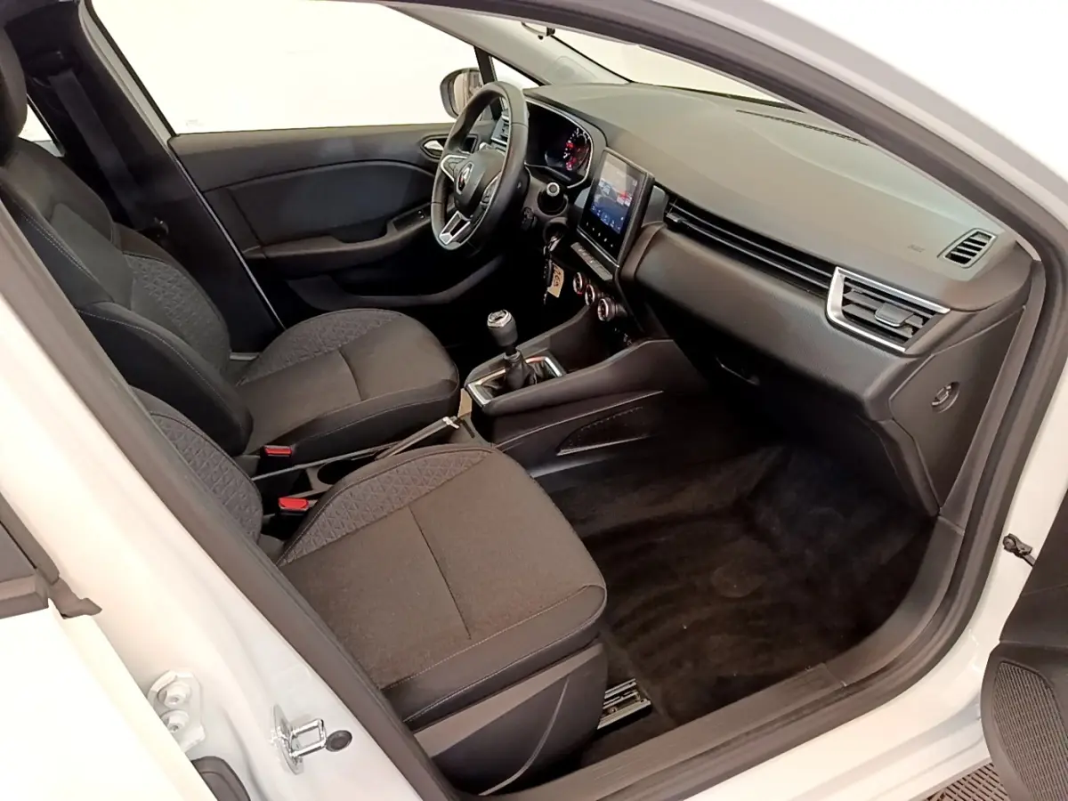 Intérieur de la Renault Clio Business Blue dCi 85 blanc, vue côté droit, montrant sièges et tableau de bord noir.