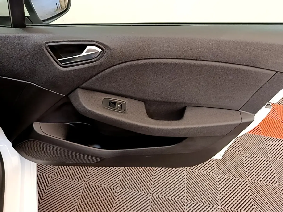 Vue rapprochée de la porte avant gauche noire de la Renault Clio Business Blue dCi 85 blanche, avec commande de fenêtre.
