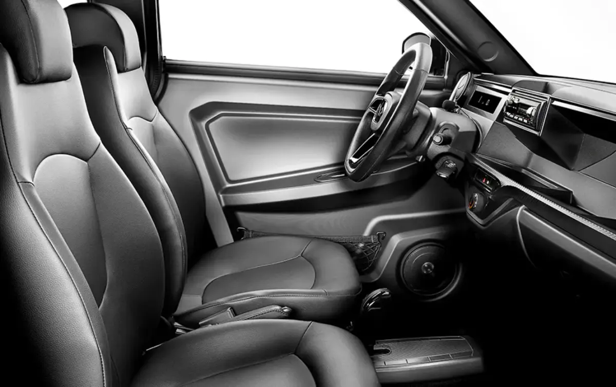Intérieur de la LIGIER Myli 0.5 REVO D+ MAX 2026 vu côté conducteur, sièges noirs et tableau de bord moderne.