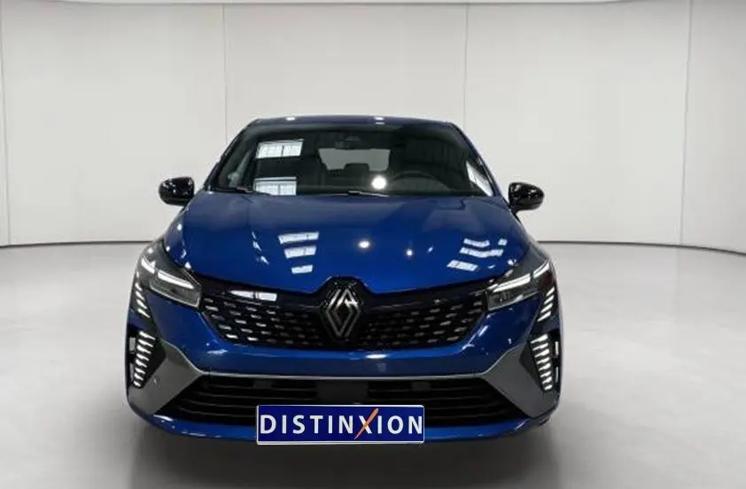 Vue avant d'une Renault Clio Esprit Alpine E-Tech hybride 2024 bleu profond avec calandre noire et feux LED distinctifs.